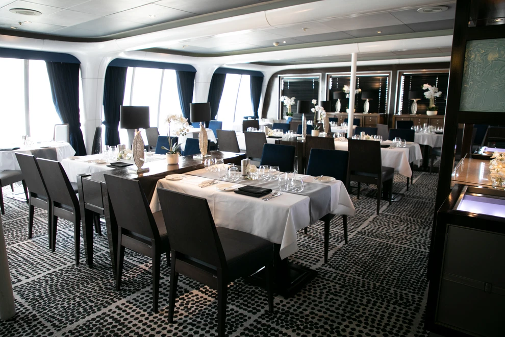 ambassador-cruise-line-restaurant