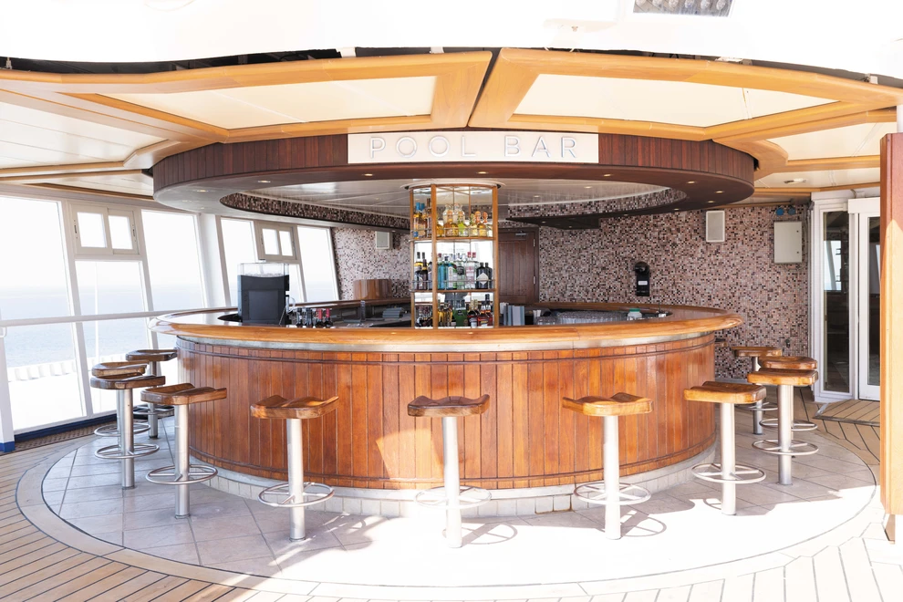 regent seven seas cruises pool sports deck bar